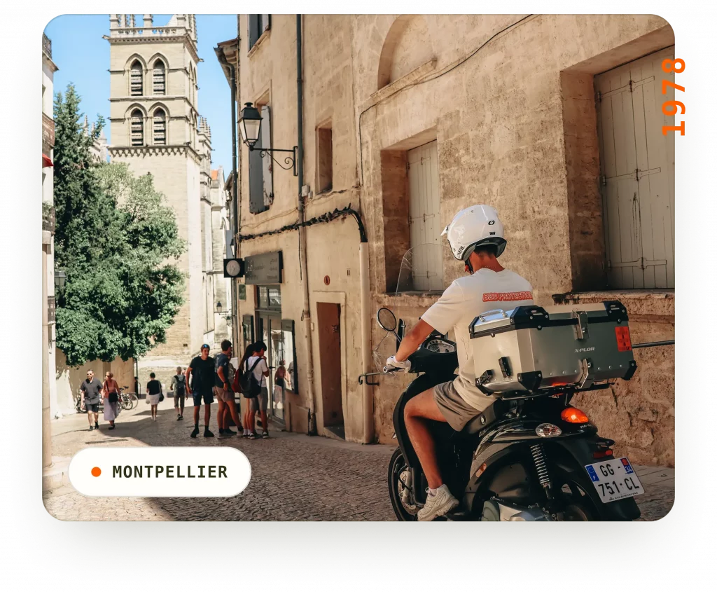 Visuel B2B Protection : technicien à scooter dans une ruelle historique de Montpellier, badge 'Montpellier' et mention '1978' en référence à l'histoire de l'entreprise
